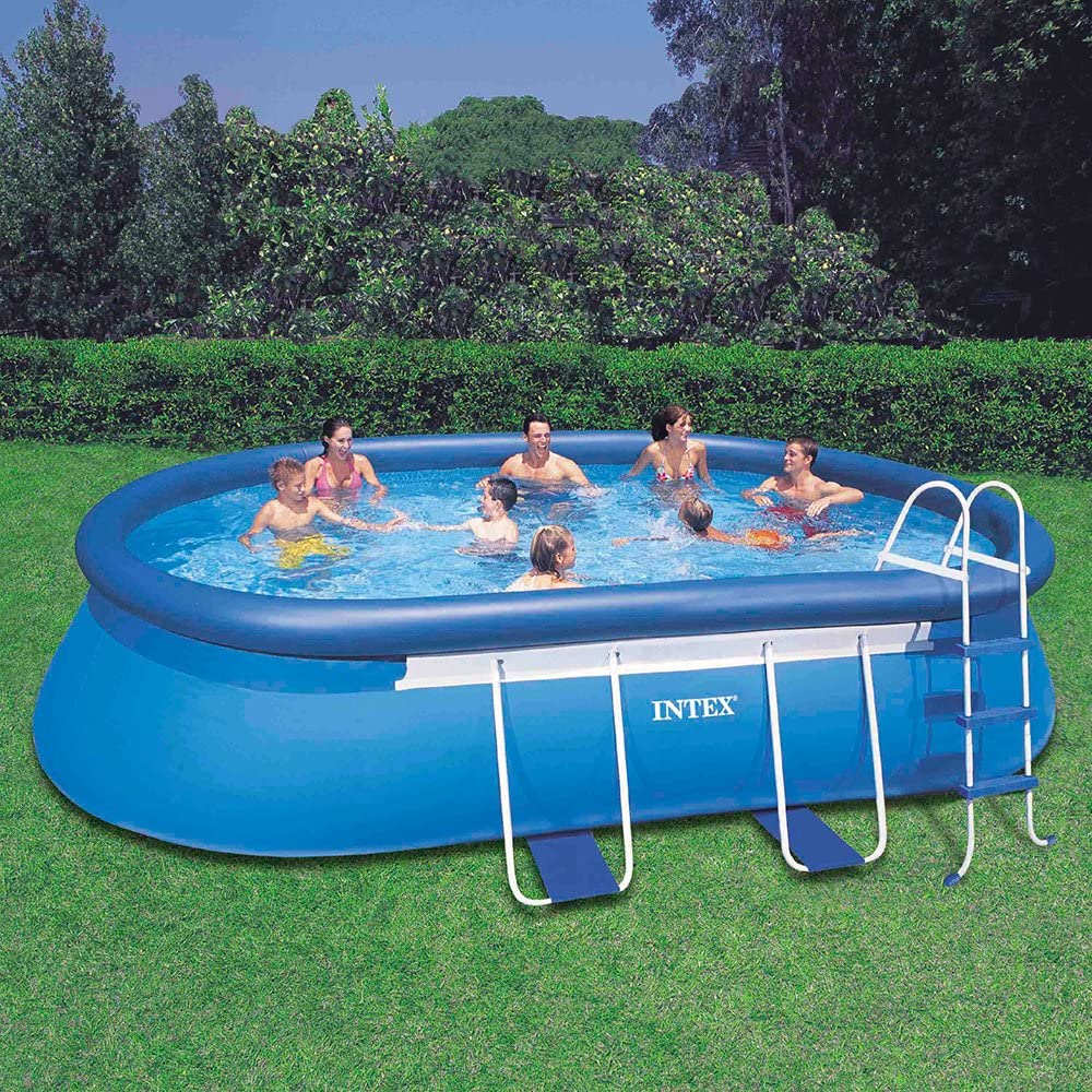 Juego de piscina de marco ovalado Intex de 18 pies x 10 pies x 42 pulgadas con bomba de filtro y escalera-piscina sobre el suelo
