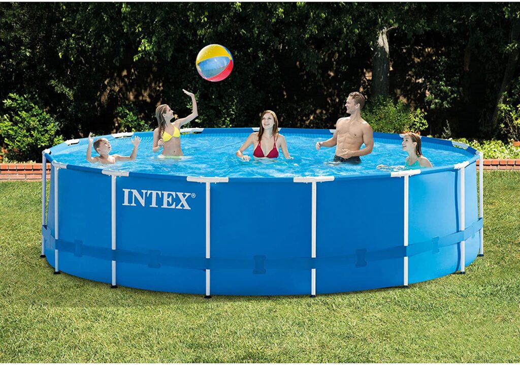 Juego de piscina de estructura metálica Intex de 15 pies x 48 pulgadas con bomba de filtro-piscina sobre suelo