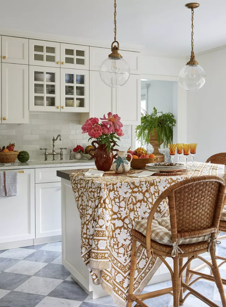 Cocina blanca y dorada con gabinetes con frente de vidrio