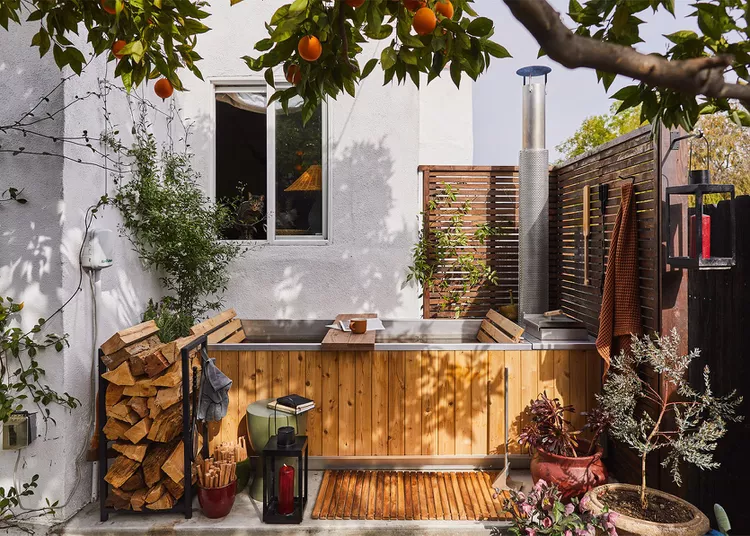 Contra la casa -ideas de jacuzzis en el patio trasero