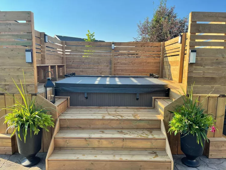 Terraza de privacidad personalizada para jacuzzi