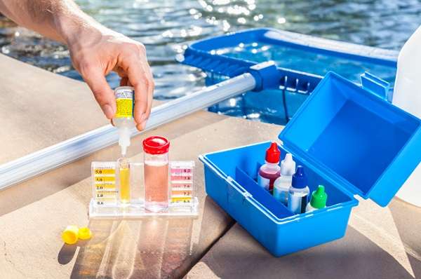 Uso de productos químicos para limpiar piscina-como limpiar la piscina sin filtro