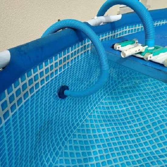 Cómo aspirar una piscina elevada con la ayuda de una manguera de jardín