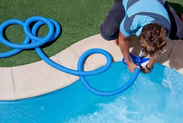 Cómo funciona una aspiradora de piscina con manguera de jardín