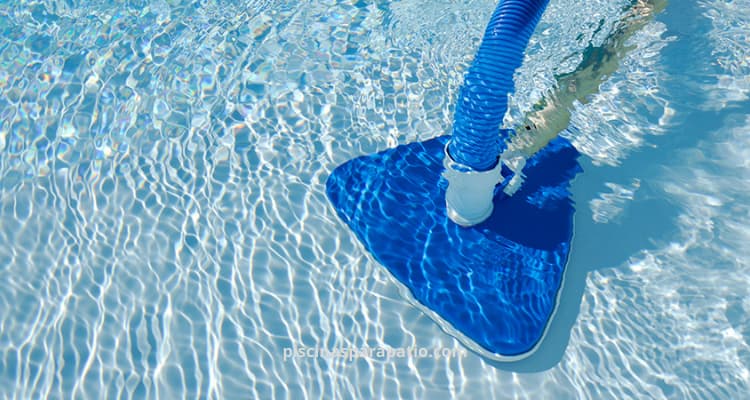Conecte la manguera de vacío para aspirar una piscina