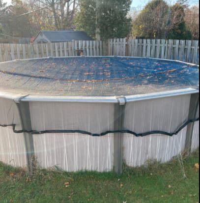 Limpie el agua y los escombros de la superficie de la cubierta de la piscina