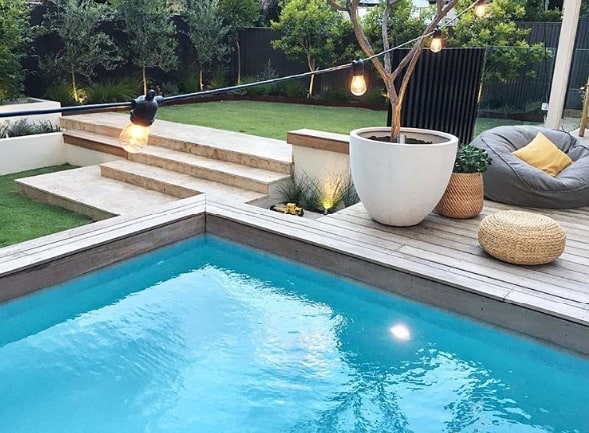 idea de Terraza lateral de estilo bohemio con piscina